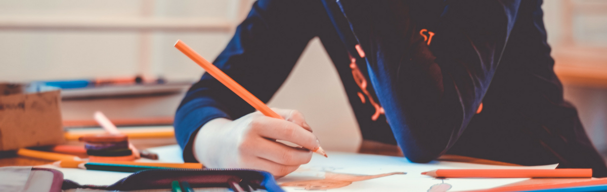 Zarys notującej dziewczyny opartej o biurko.